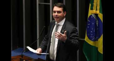 TSE multa Flávio Bolsonaro em R$ 5 mil por fake news contra Lula