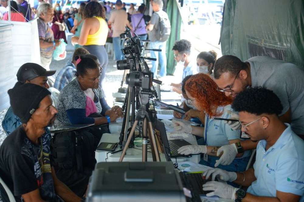 Mulher que viveu na rua é parceira do TJRJ em ação pelo registro civil