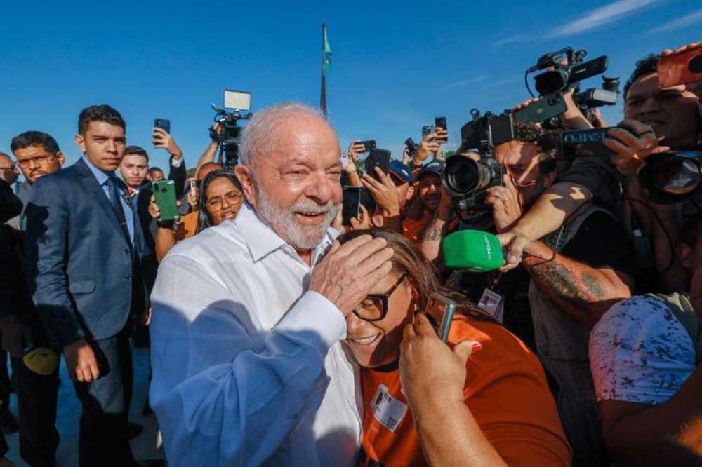 Lula desce rampa do Planalto e defende prédios públicos sem grades