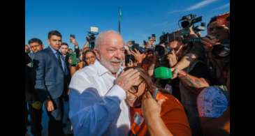 Lula desce rampa do Planalto e defende prédios públicos sem grades