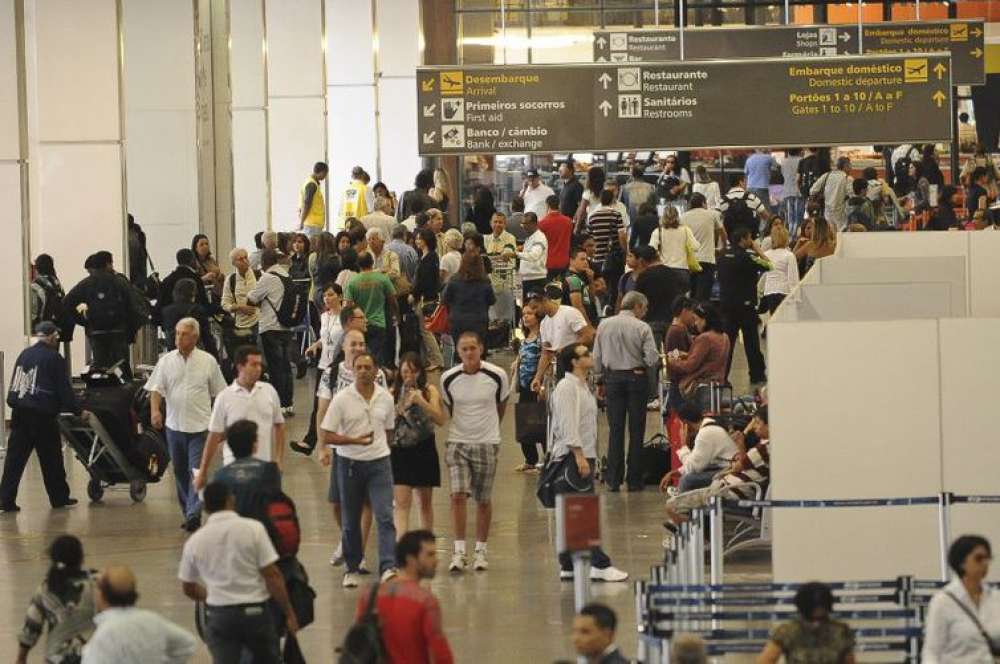 Poucas pessoas negras e barreiras explicitam racismo em aeroportos