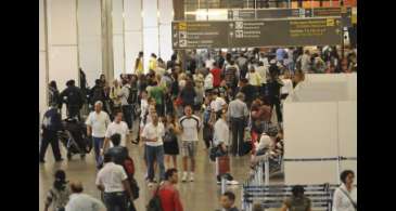 Poucas pessoas negras e barreiras explicitam racismo em aeroportos