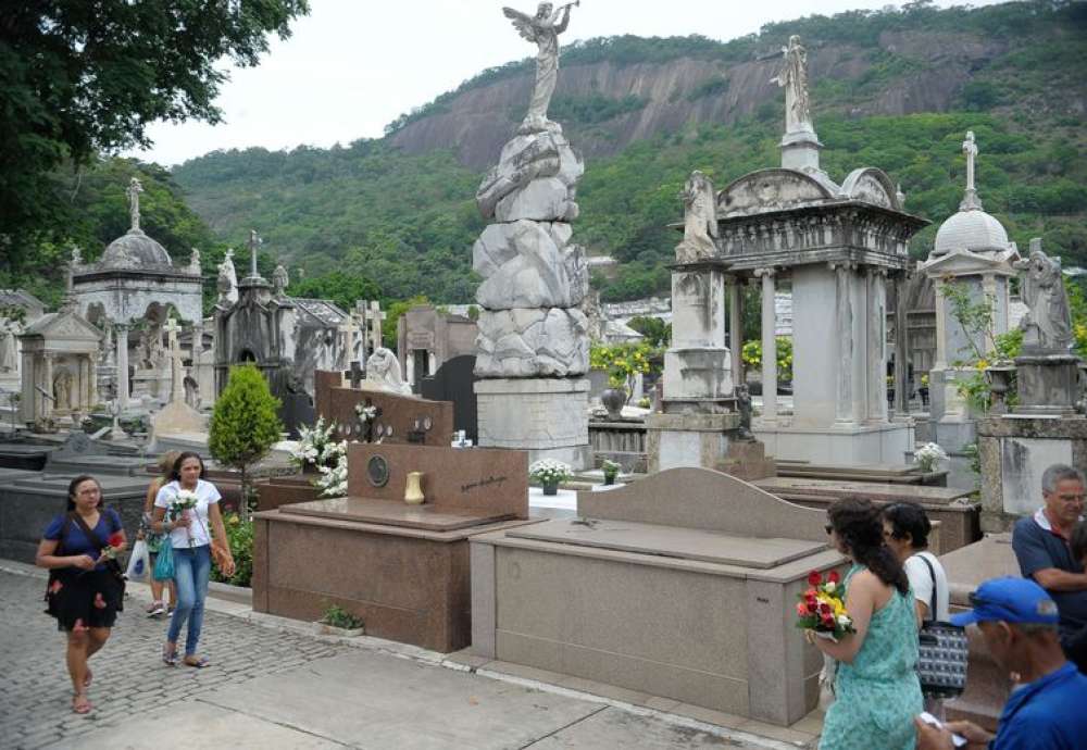 Cemitérios do país recebem visitas guiadas e viram museus a céu aberto