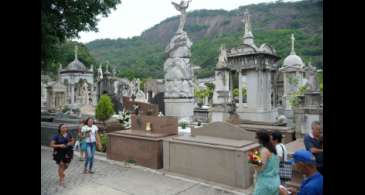 Cemitérios do país recebem visitas guiadas e viram museus a céu aberto