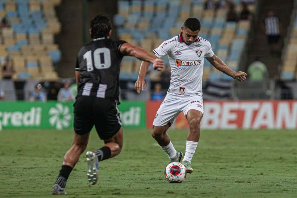 Botafogo bate Flu e segue líder da Série A por mais uma rodada