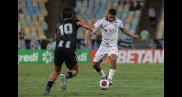 Botafogo bate Flu e segue líder da Série A por mais uma rodada