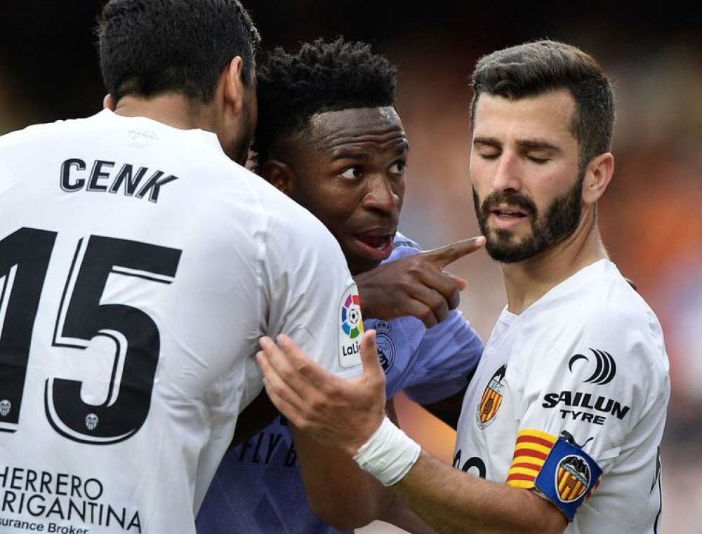 Em derrota do Real Madrid, Vini Jr sofre racismo novamente