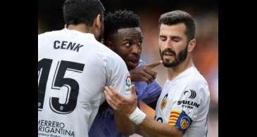 Em derrota do Real Madrid, Vini Jr sofre racismo novamente