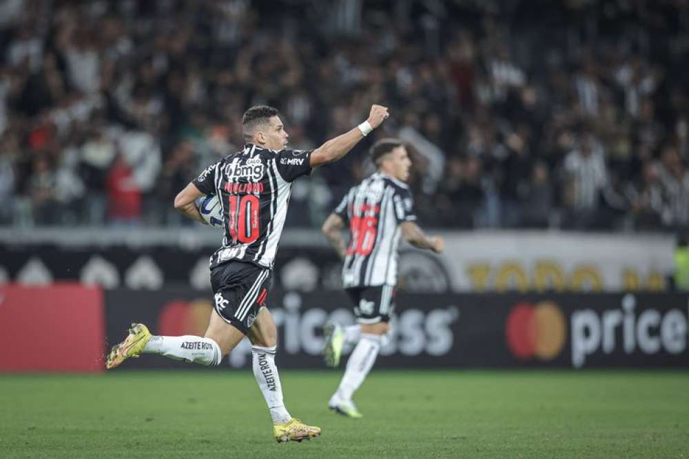 Libertadores: Paulinho decide e Atlético-MG vence para continuar vivo