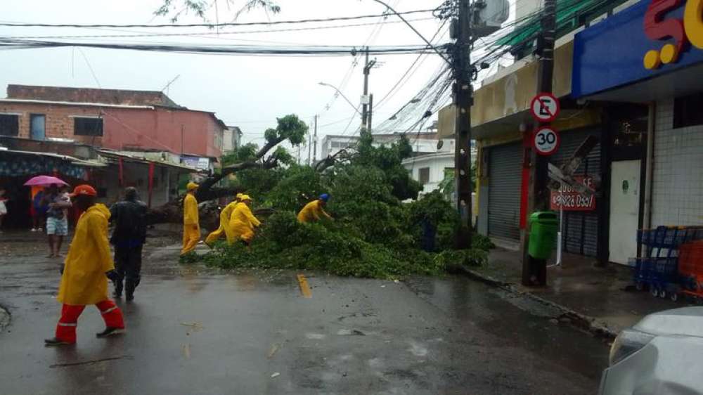 Chuva forte coloca Recife em alerta máximo e suspende aulas