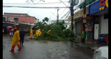 Chuva forte coloca Recife em alerta máximo e suspende aulas