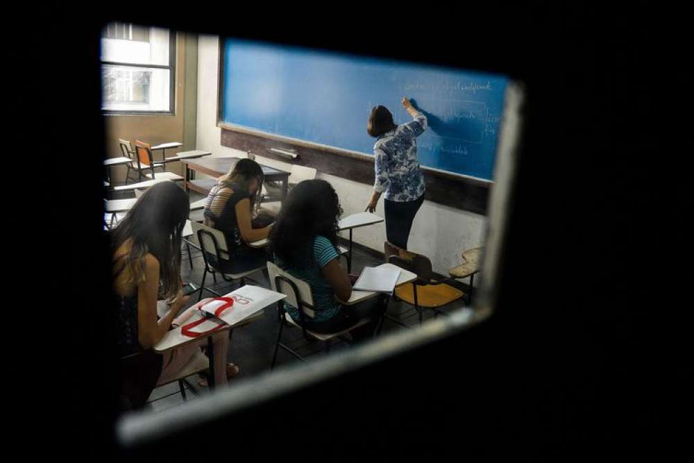 Pesquisa mostra por que brasileiros deixam escola