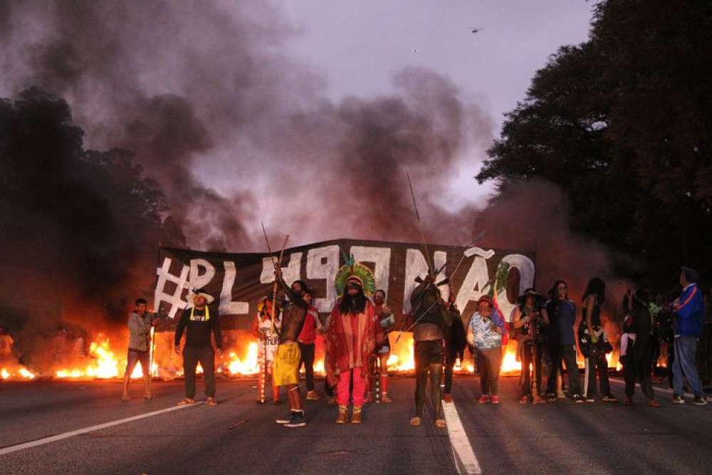 PM atira bombas de gás contra protesto indígena e libera rodovia em SP