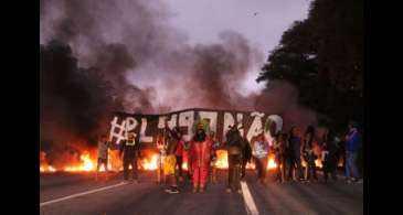 PM atira bombas de gás contra protesto indígena e libera rodovia em SP