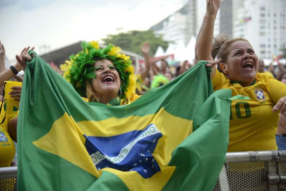 Torcedores vibram e Copacabana vira festa com vitória do Brasil