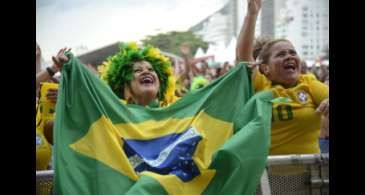 Torcedores vibram e Copacabana vira festa com vitória do Brasil