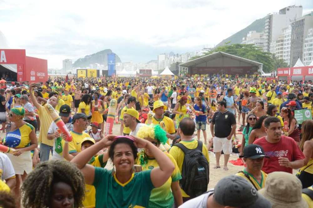 Torcedores chegam a Copacabana para assistir a Brasil e Coreia