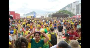 Torcedores chegam a Copacabana para assistir a Brasil e Coreia