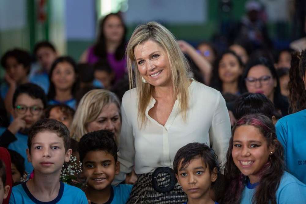 Rainha da Holanda conhece em Brasília programa de educação financeira