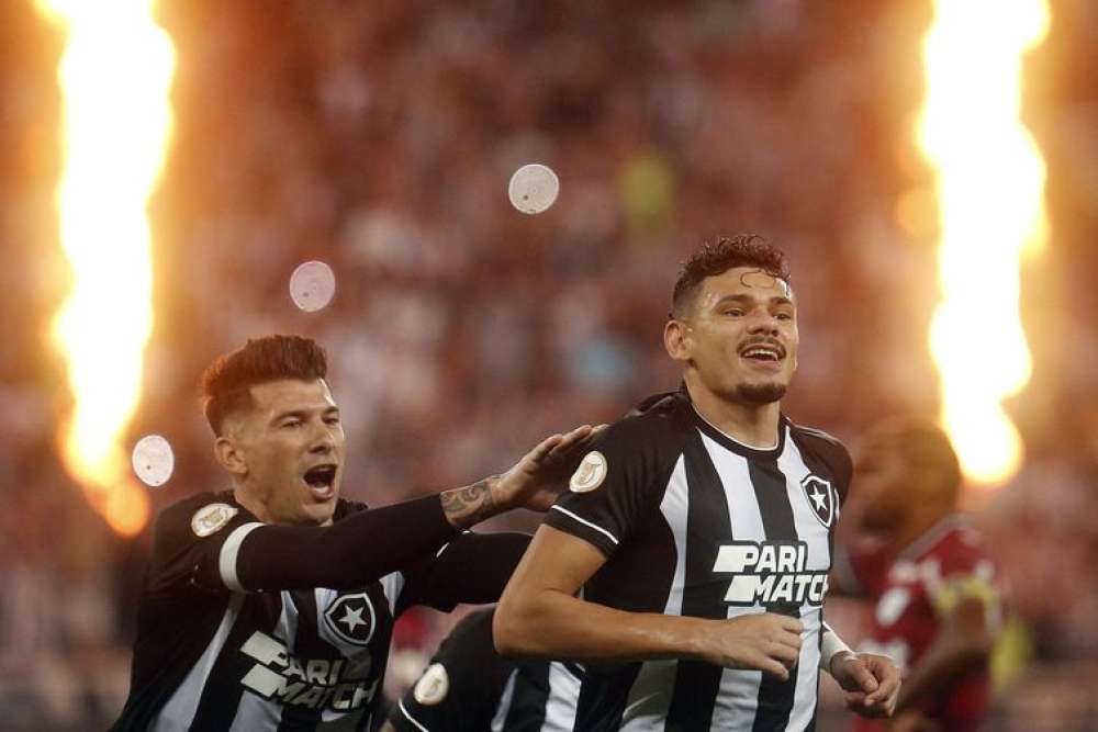 Palmeiras ganha clássico, mas Botafogo sustenta ponta do Brasileiro