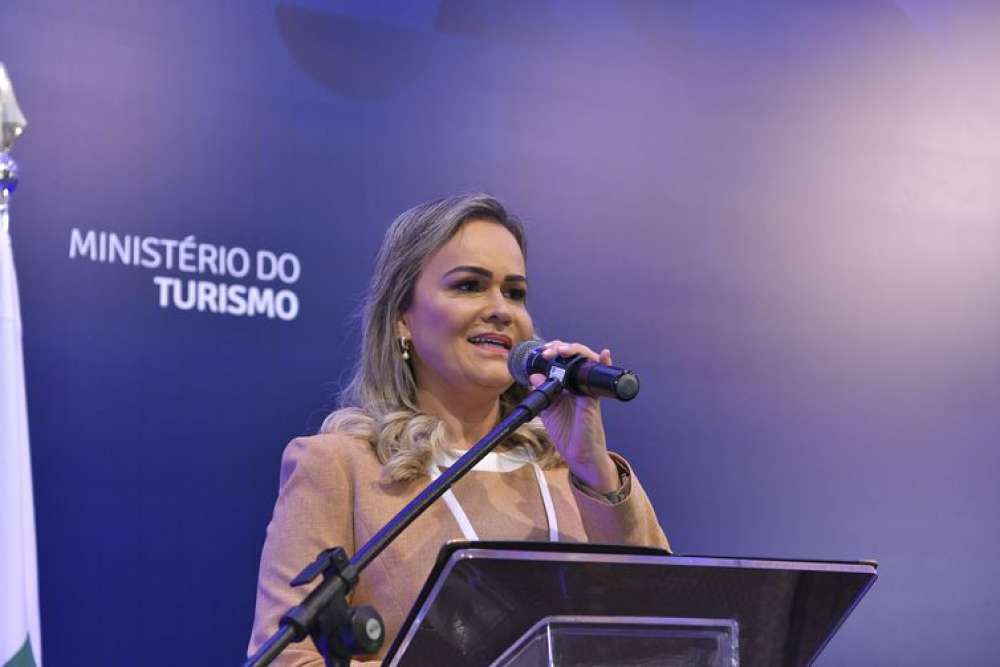 Lula mantém ministra do Turismo no cargo