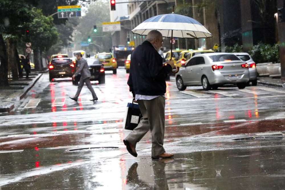 Frente fria muda tempo e provoca chuva no Rio