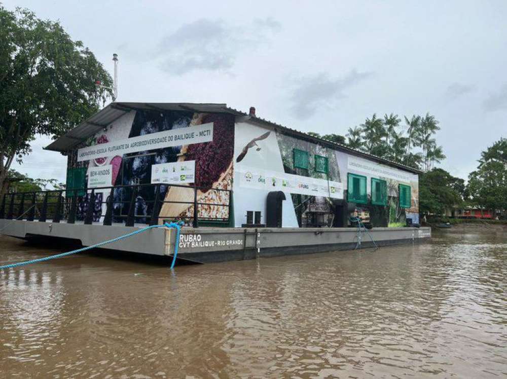 Comunidade do Amapá recebe laboratório-escola flutuante