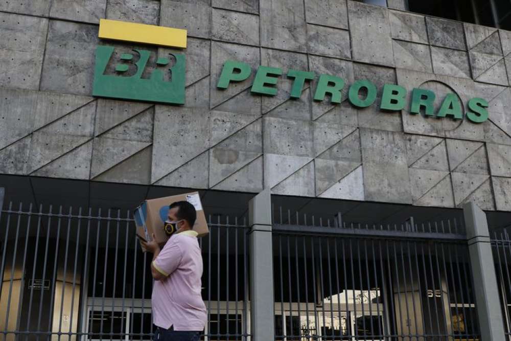 Petrobras reduz preço da gasolina em 4,66% para distribuidoras 