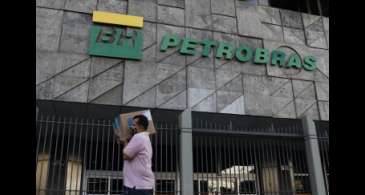 Petrobras reduz preço da gasolina em 4,66% para distribuidoras 