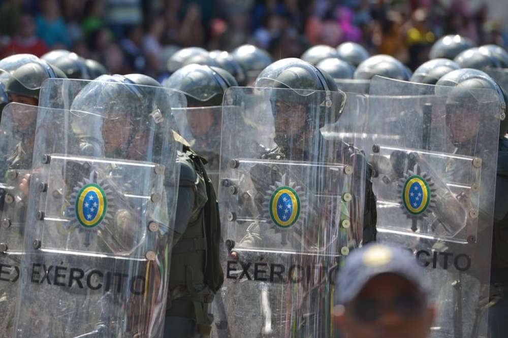 Lobby militar nos parlamentos fere democracia, alertam especialistas