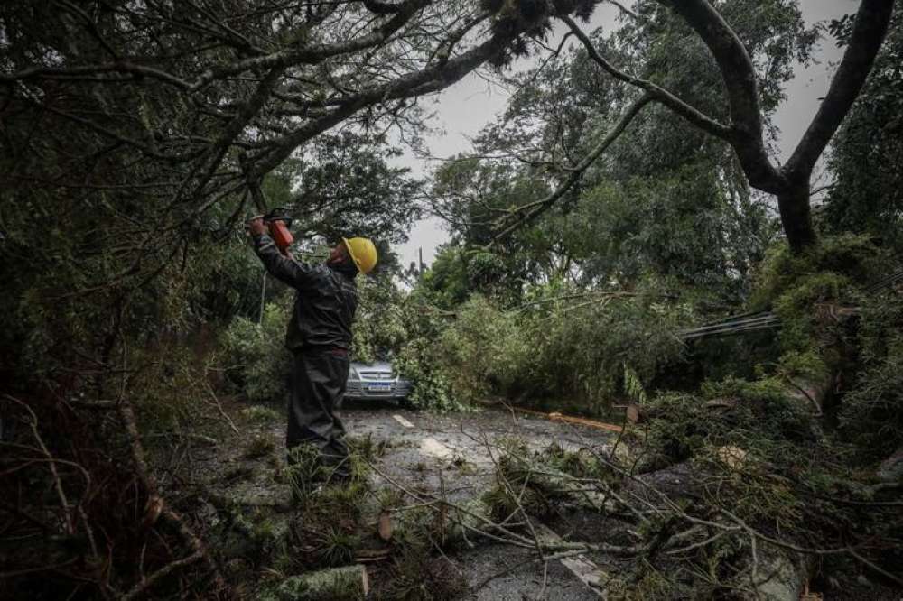 Sobe pra 11 o número de mortos no RS por passagem de ciclone