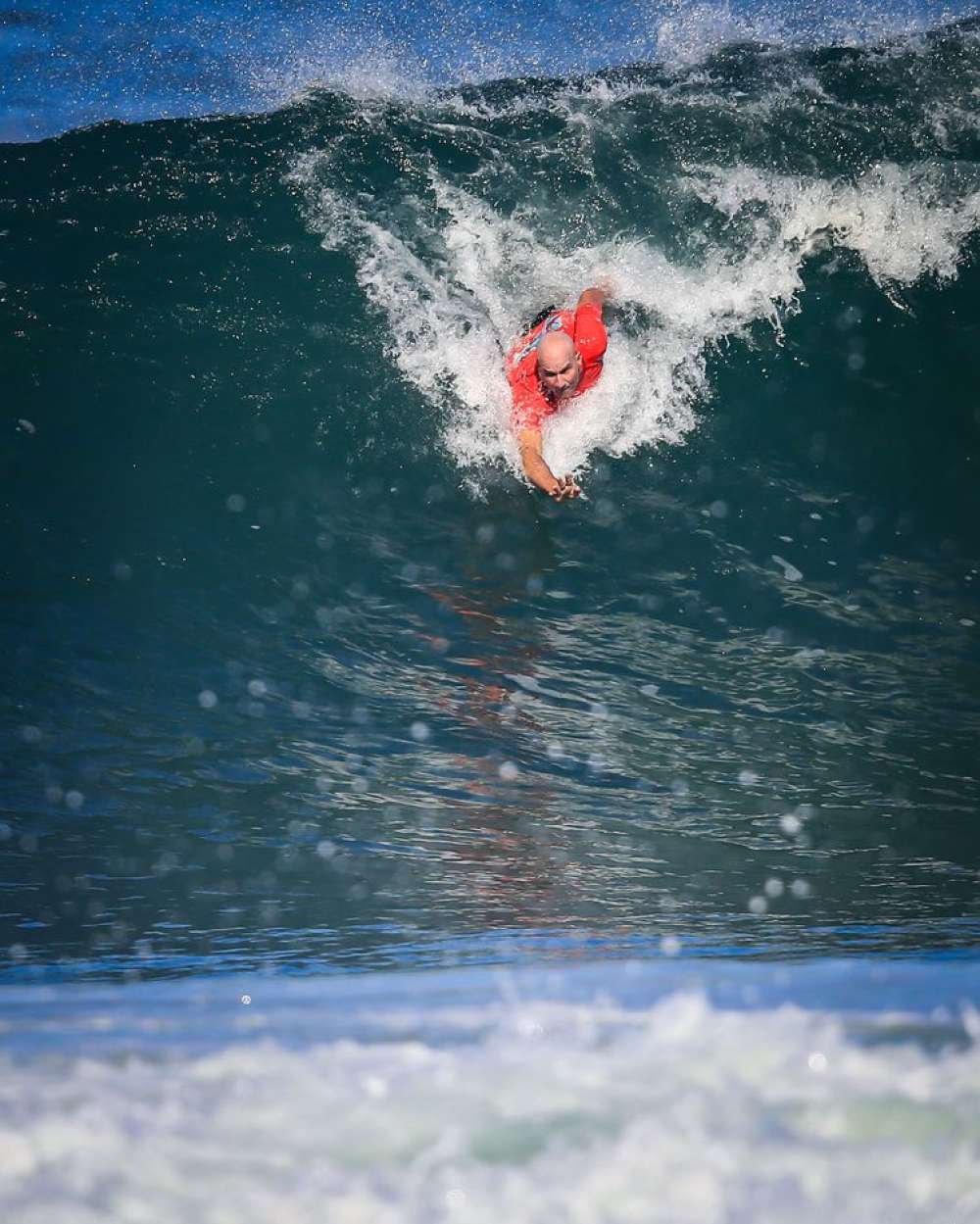 Surfe de peito, o esporte que faz do corpo uma prancha