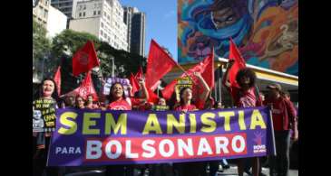 Movimentos sociais fazem atos para lembrar julgamento de Bolsonaro