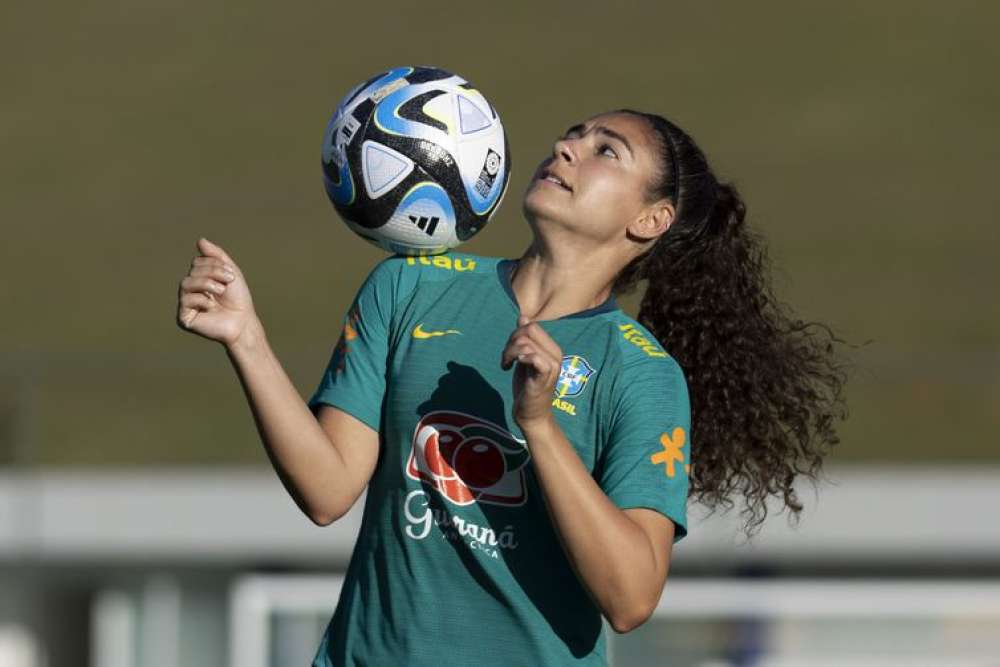 Meia Angelina elogia período de treinos da seleção feminina de futebol