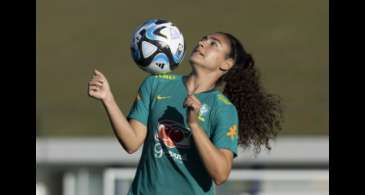 Meia Angelina elogia período de treinos da seleção feminina de futebol