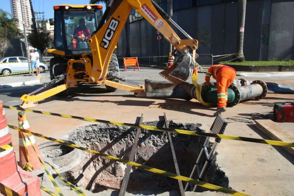 Obra do metrô faz solo ceder, e oito linhas de ônibus são desviadas