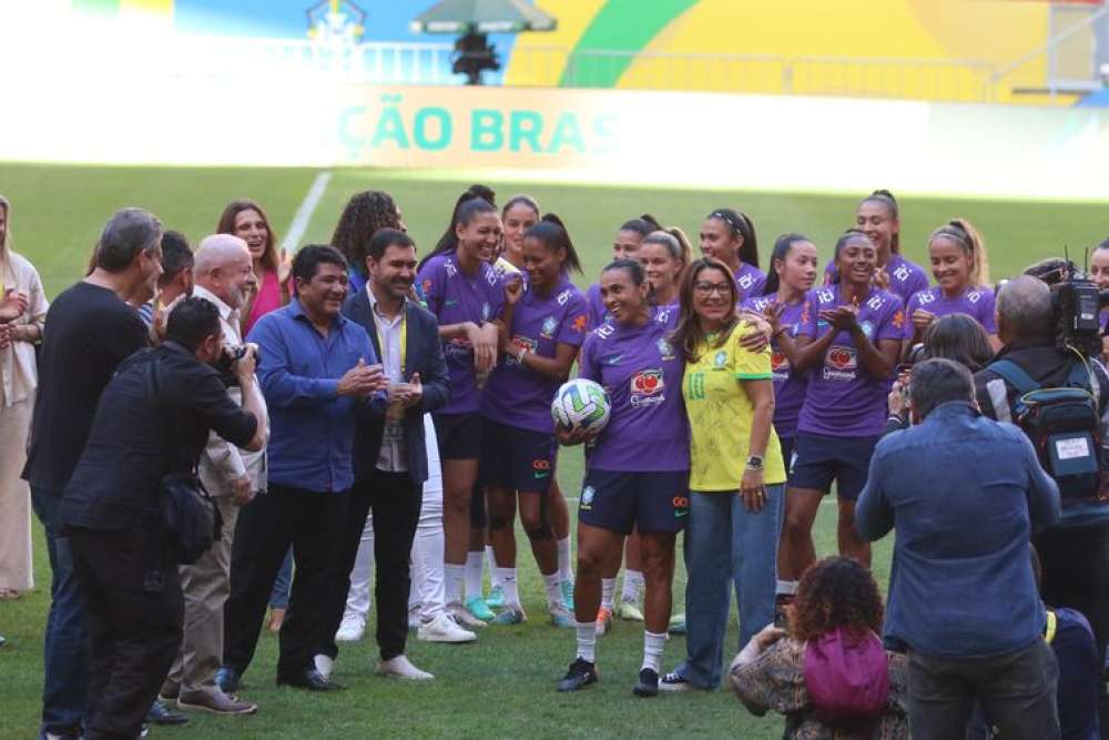 Lula visita seleção brasileira feminina antes de jogo em Brasília