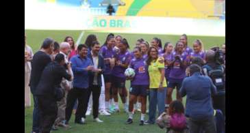 Lula visita seleção brasileira feminina antes de jogo em Brasília