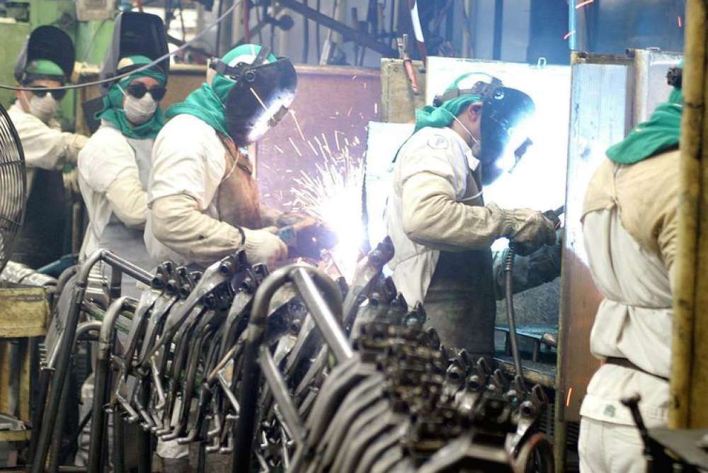 Produção industrial cresce 0,3% de abril para maio