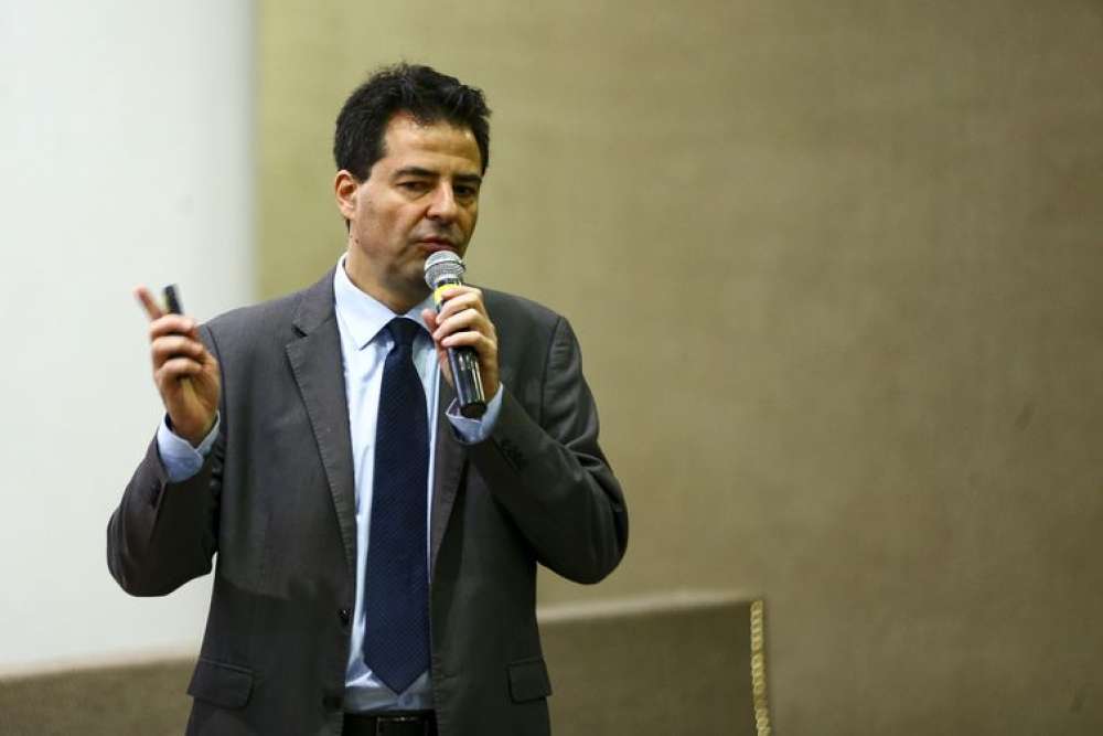 Ministro defende aperfeiçoamento de marcos legais do setor energético