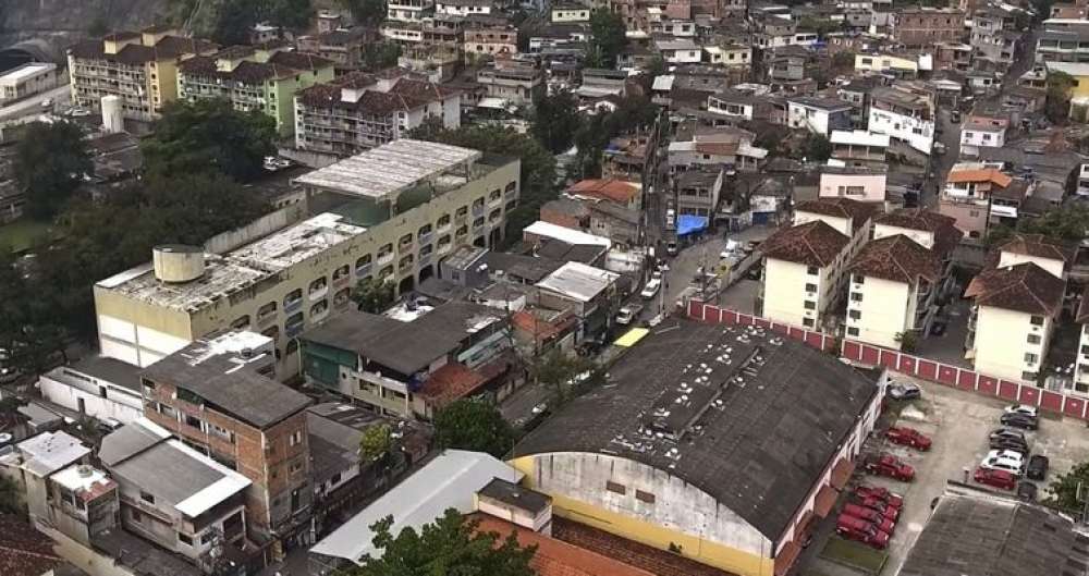 Escola pública bilíngue é cenário de documentário sobre adolescência