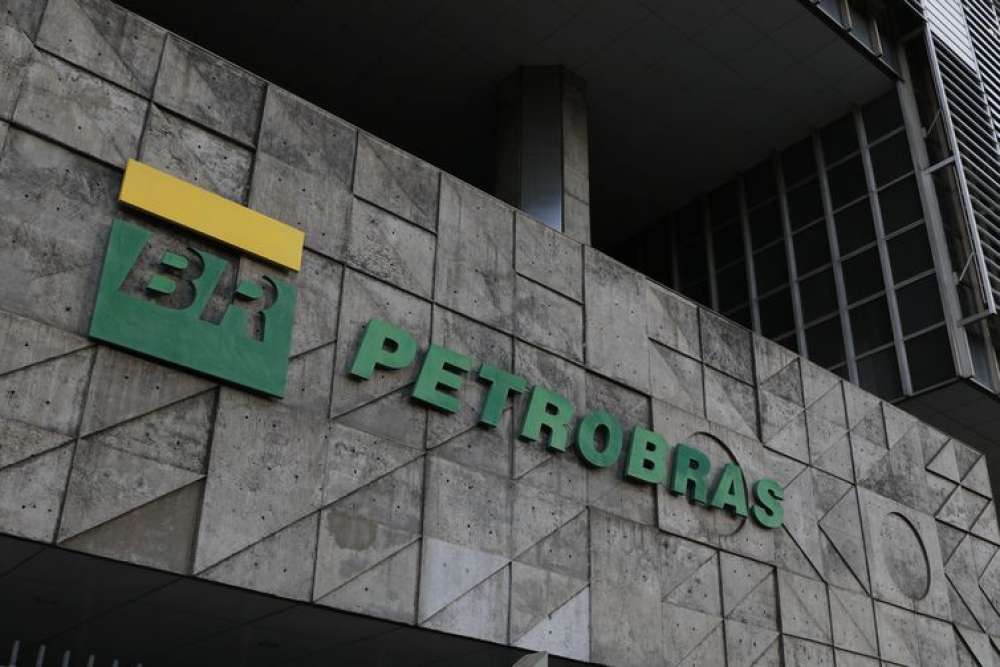 Petrobras bate recorde de produção de gasolina e diesel S10 em junho