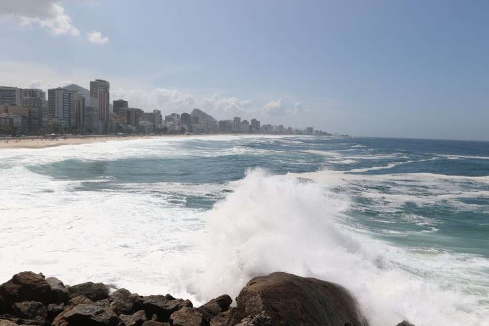 Ressaca pode provocar ondas de até 4 m na cidade do Rio de Janeiro