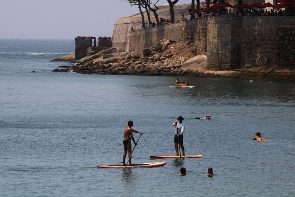 Rio tem dia de verão às vésperas da chegada de uma frente fria