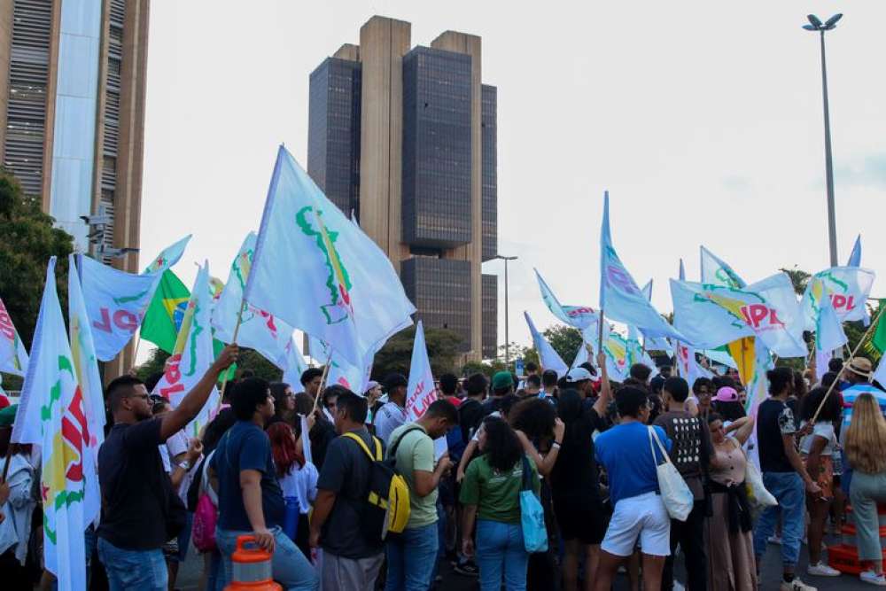 Estudantes fazem ato no Banco Central pela queda na taxa de juros