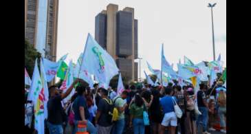 Estudantes fazem ato no Banco Central pela queda na taxa de juros