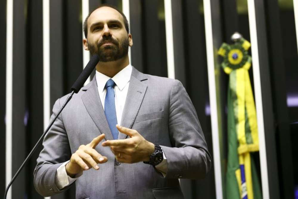 Professora pede abertura de investigação contra Eduardo Bolsonaro