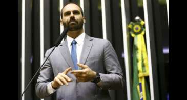 Professora pede abertura de investigação contra Eduardo Bolsonaro