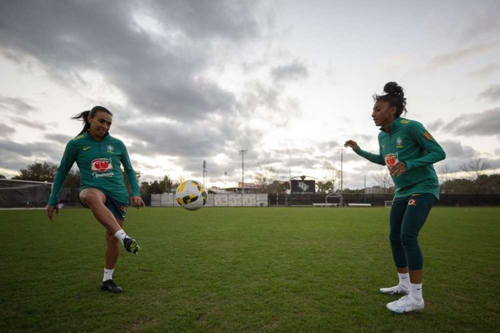 Com passagem de bastão, Marta lidera geração em última Copa do Mundo