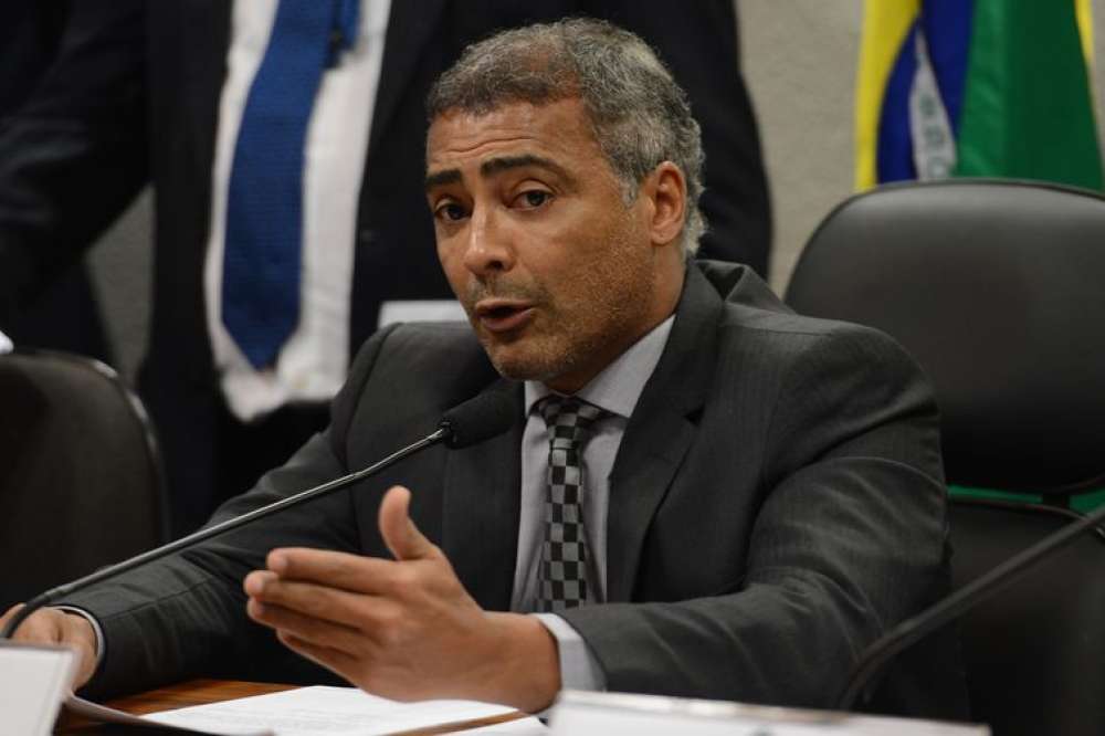 Romário tem melhora no estado de saúde, mas continua internado